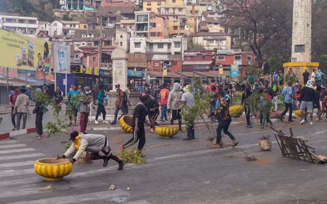 Protestuesit në Madagascar rikthehen në rrugë, pavarësisht shpërndarjes së qeverisë