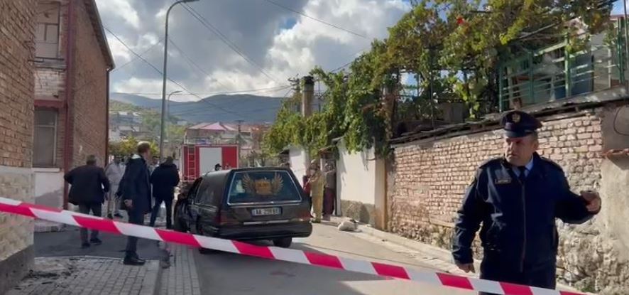 Korçë: Dyshohet se një grua vdiq nga asfiksia, fëmijet e saj dërgohen në spital