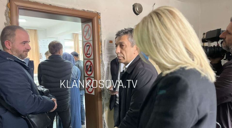 Izet Mexhiti në pritje për të votuar (FOTO)