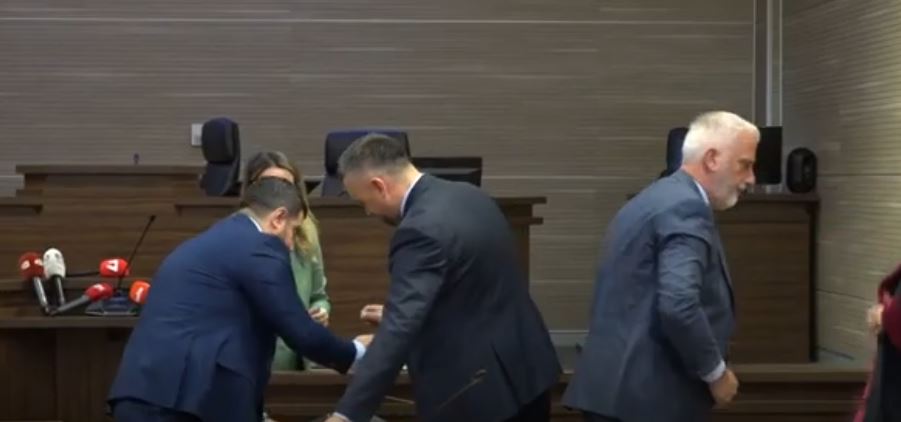 Keqpërdorimi i detyrës: Mujka e Muzliukaj nuk e pranojnë asnjë faj (VIDEO)