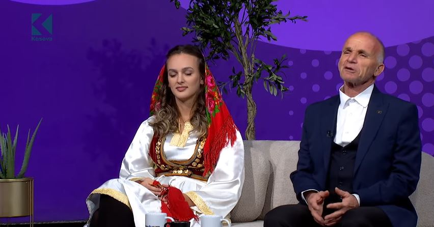 Profesori llapjan e thotë me shaka: Gratë nuk po na i lënë më odat (VIDEO)