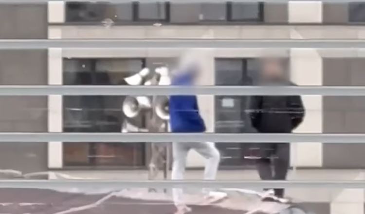 Nxënësit ecin mbi kulmin e shkollës “Naim Frashëri” në Aktash (VIDEO)