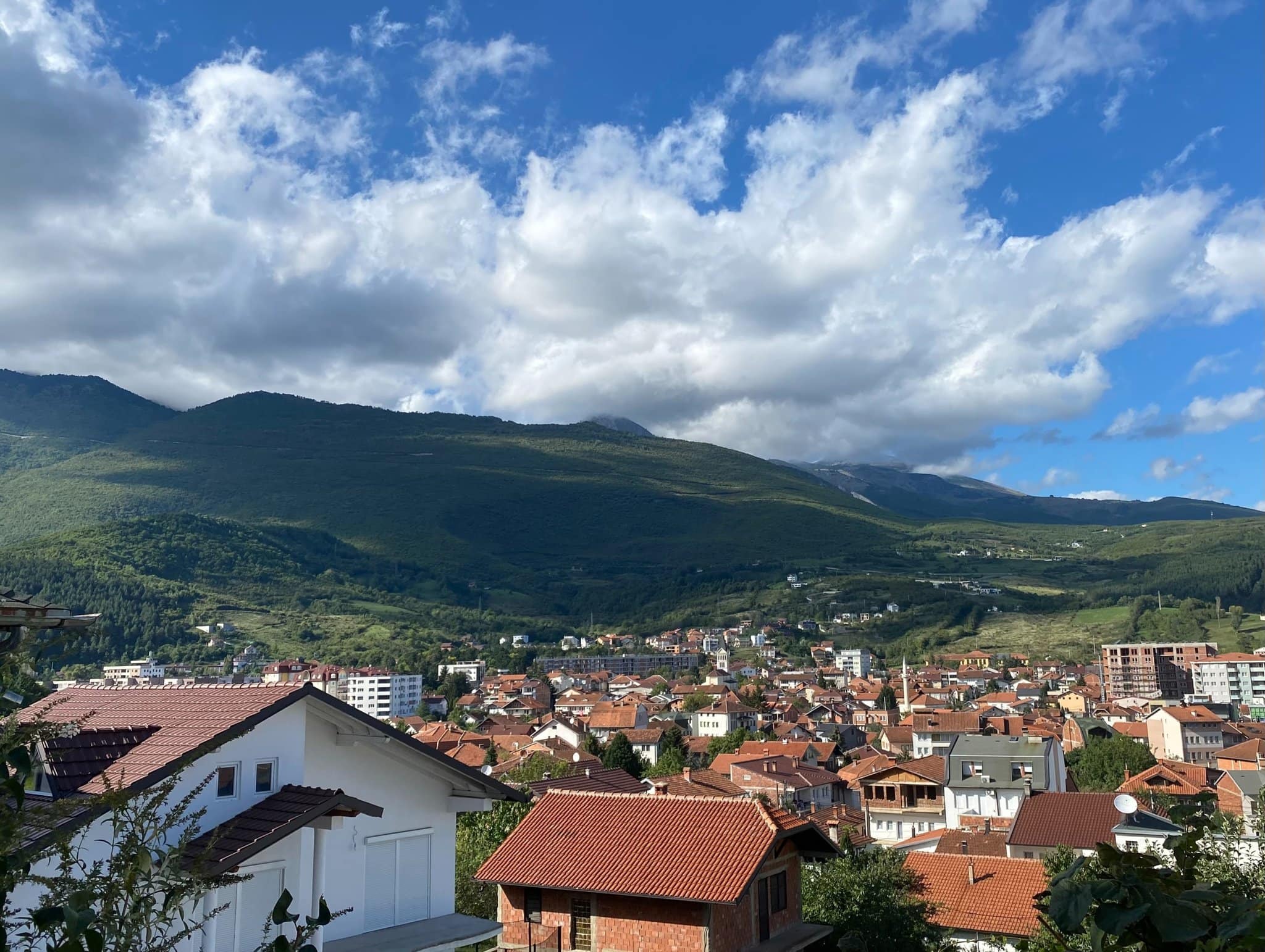 Përleshje me armë e incidente familjare në Dukagjin (VIDEO)