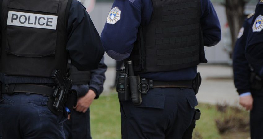 Bastisje në Leposaviq, gjenden emblema të policisë serbe, kallash dhe fishekë