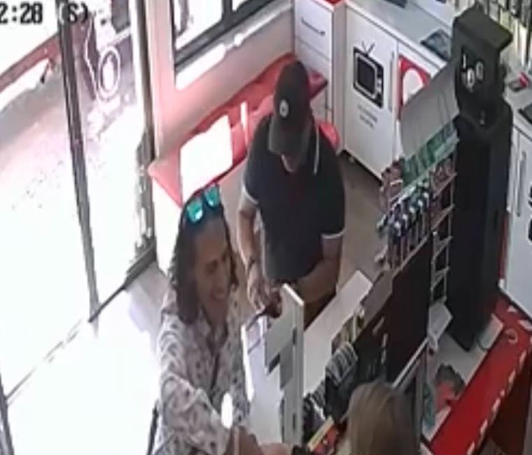 Personat në fotografi kërkohen nga Policia për vjedhje në Bibaj të Ferizajt (FOTO)