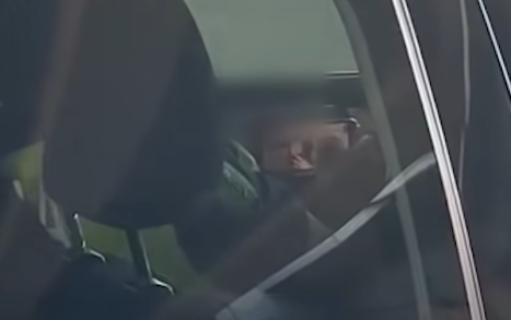 Skandaloze: Polici shqiptar kapet duke parë filma +18 në orar të punës (VIDEO)