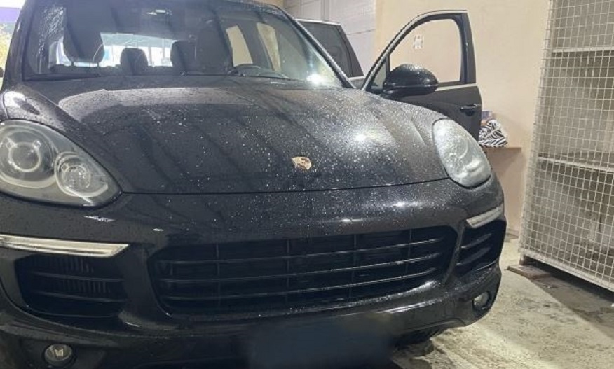 Ndalohet një Porsche në Vërmicë, ishte e mbushur me cigare e pije energjike