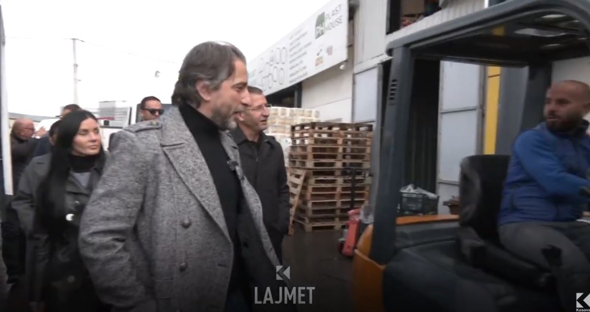 Fushata për Prishtinën, Rama në treg, ha dardha - pi çaj e merr puthje (VIDEO)