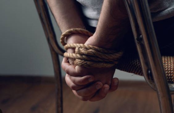 Tre persona rrëmbejnë një burrë në Gjilan – njëri prangoset
