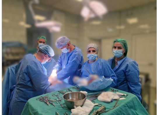 Rast i rrallë kirurgjikal, 16-vjeçares në Pejë i hiqet cista gjigante në shpretkë 