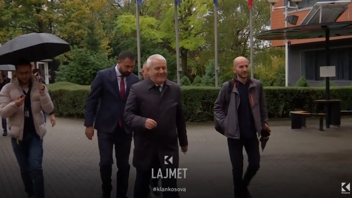 Ironizimet e deputetëve: Xhelali uron, Luta rikujton se 'kryeministri kalon kah LDK' (VIDEO)