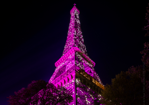 Kulla Eiffel vishet rozë (FOTO)