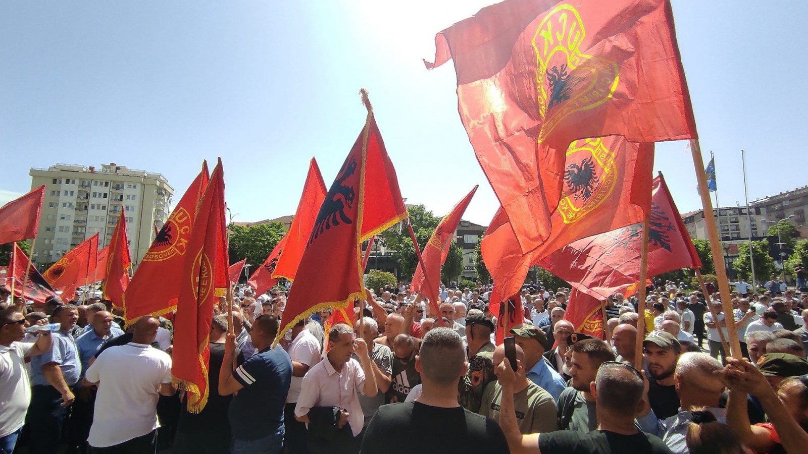 60 autobusë nga Kosova drejt Shqipërisë për protestën e 17 tetorit