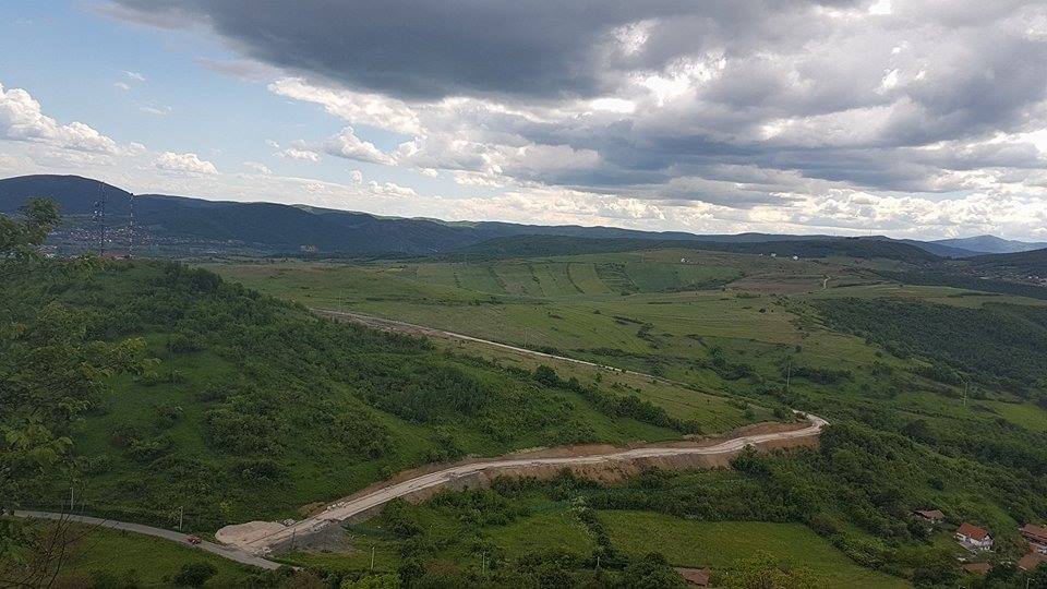Dy serbë me radiolidhje e thikë kapen nga droni i KFOR-it në Zveçan