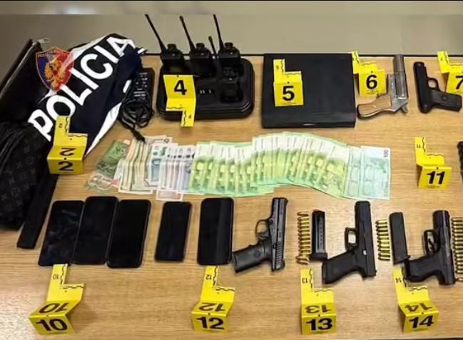 “Fast” prangos 14 persona në Elbasan, i gjenden armë e uniforma policie (VIDEO)