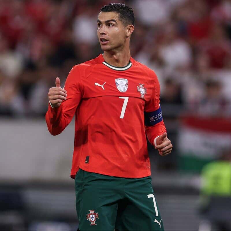 Cristiano Ronaldo bëhet futbollisti i parë miliarder