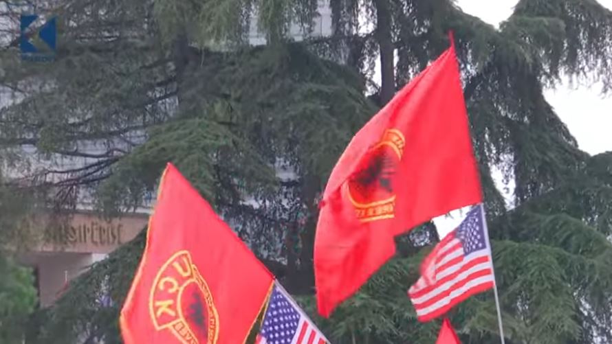 Protesta pro-UÇK, autobusë e makina kuqezi mbushin rrugët e Tiranës (VIDEO)