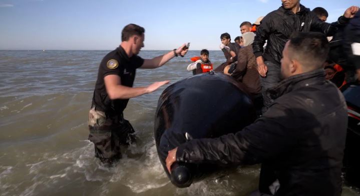 Franca tërhiqet nga premtimi për të ndaluar anijet me emigrantë