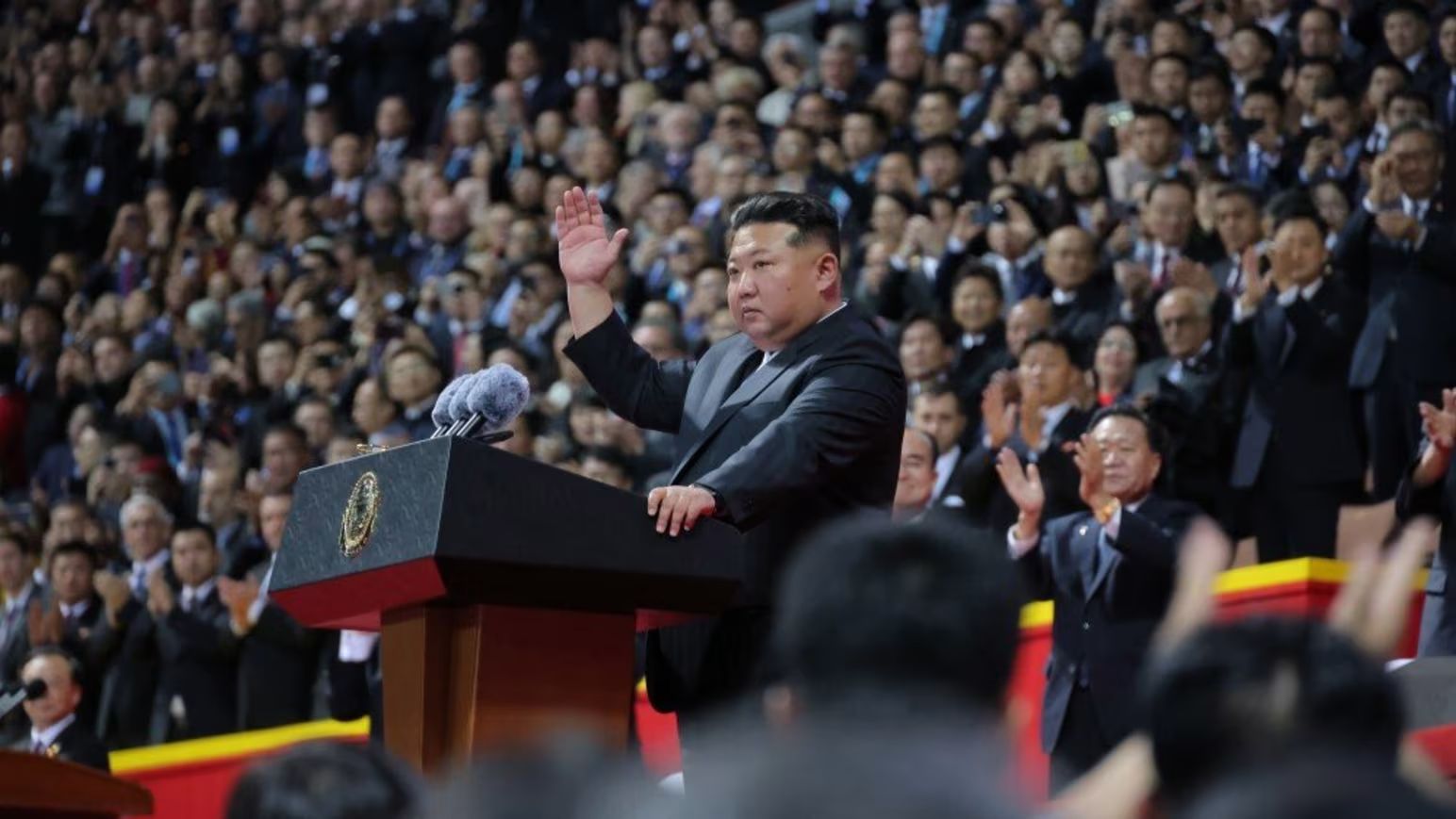 Koreja e Veriut feston 80-vjetorin e Partisë Punëtore, Kim Jong Un organizon paradë ushtarake