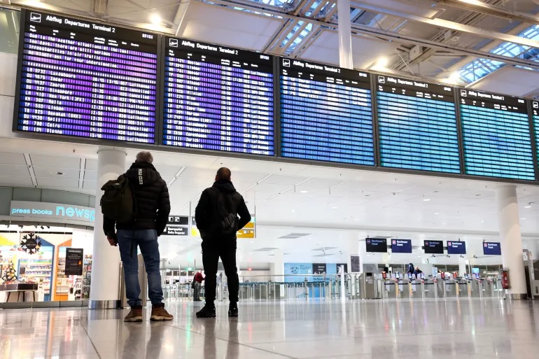Aeroporti i Mynihut rifillon fluturimet pas alarmeve për drone, mijëra pasagjerë të bllokuar