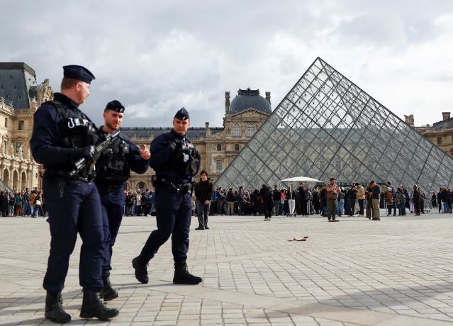 Pesë të dyshuar të rinj të arrestuar për vjedhjen e bizhuterive në Louvre