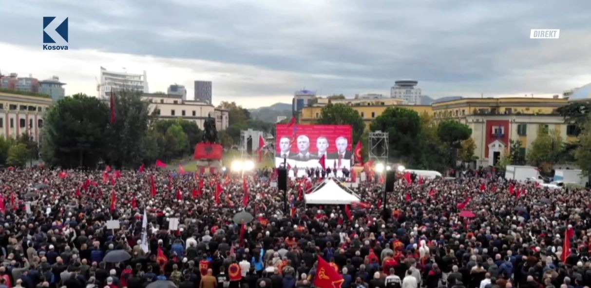 Me himnin kombëtar, nis protesta në Tiranë