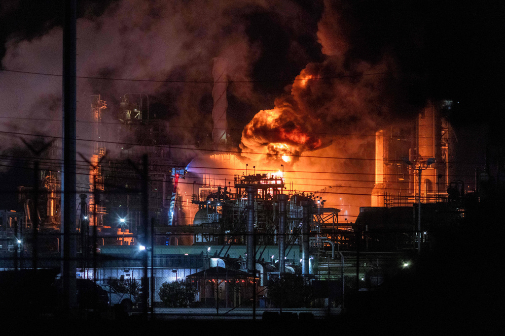 Zjarr masiv shpërthen në rafinerinë e naftës pranë Los Angeles