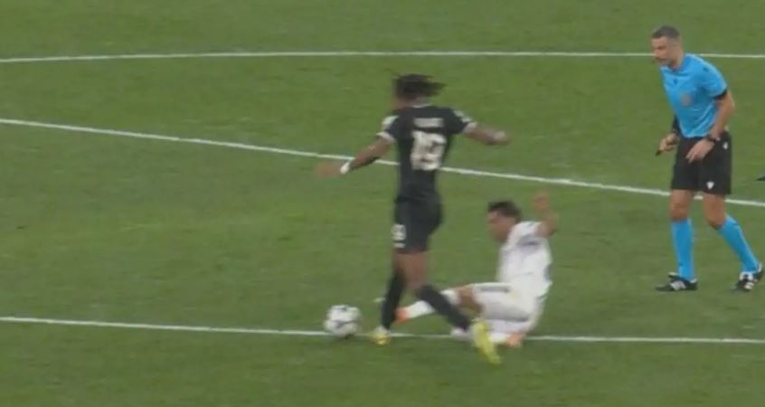 A duhej që gjyqtari ta kishte përjashtuar lojtarin e Real Madridit? (VIDEO)
