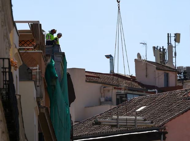 Katër punëtorë të zhdukur pas shembjes së pjesshme të një ndërtese në Madrid