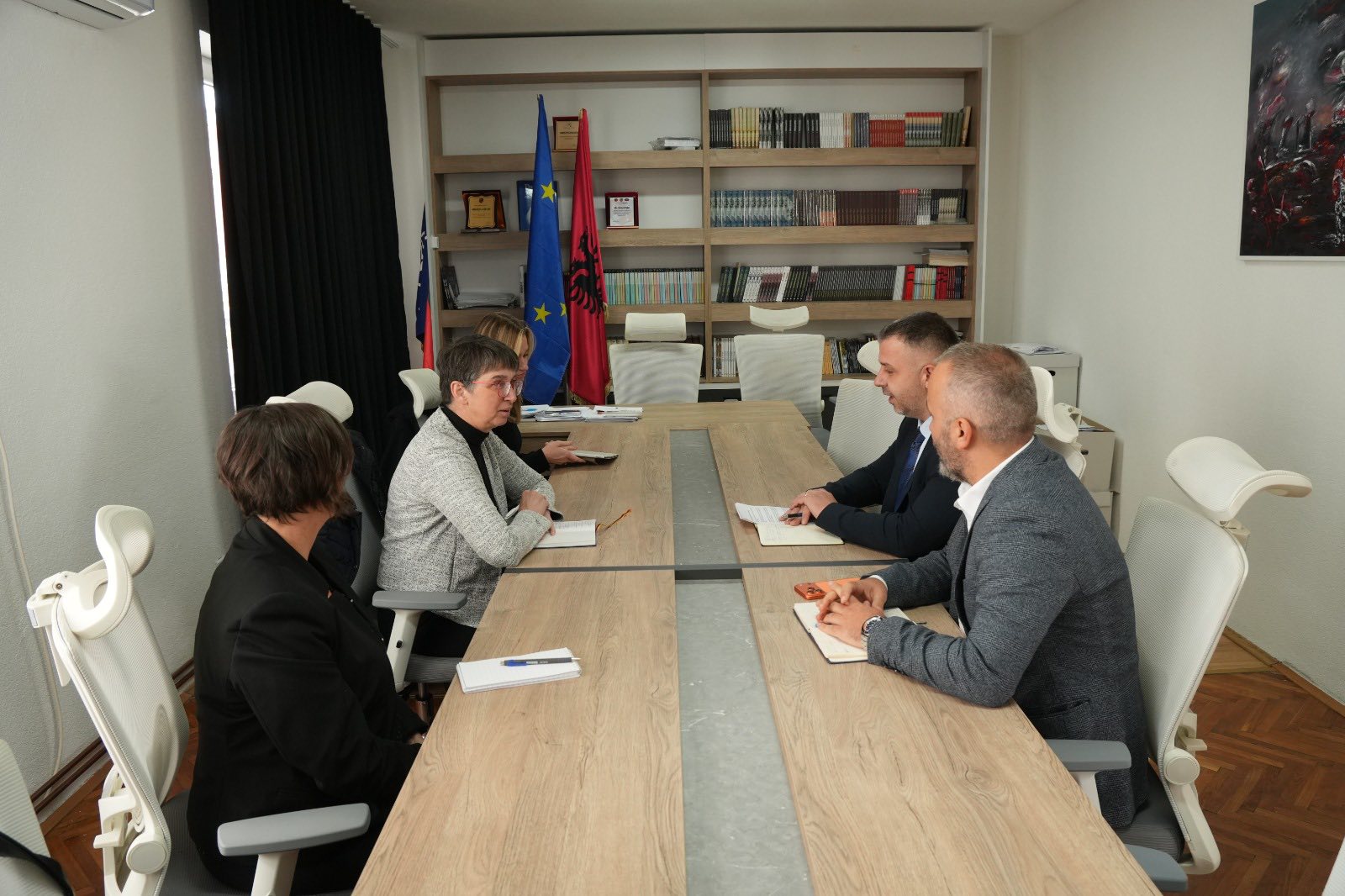 Diplomatja gjermane zbarkon në Luginë, diskuton për gjendjen e shqiptarëve