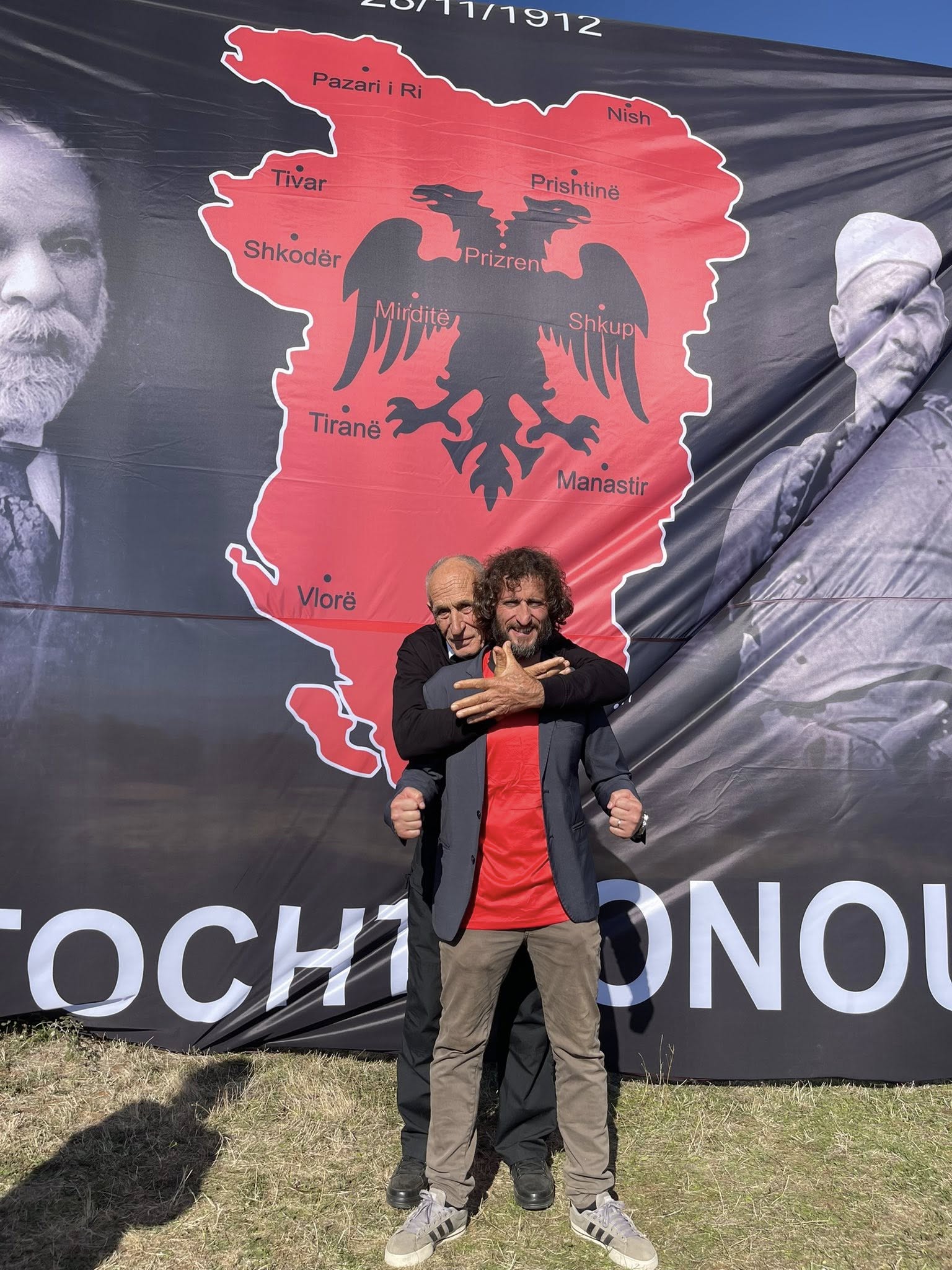 Përurohet kulla autoktone: Komandant Gulinovi puth flamurin “Autochthonous” (VIDEO)