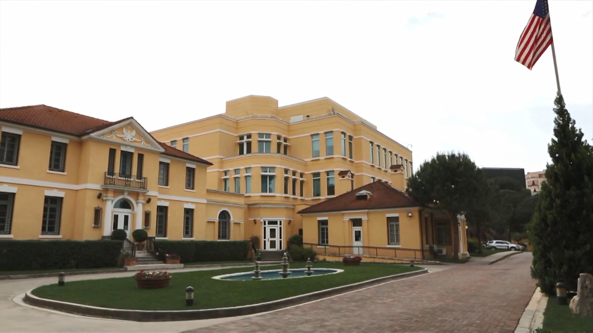 Mbyllja e qeverisë, ambasada amerikane në Tiranë njofton për kufizim të shërbimeve