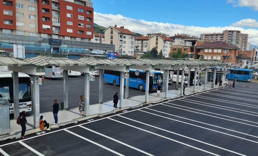 Rrahje te stacioni i autobusëve në Pejë, dyshohet për të shtëna me armë