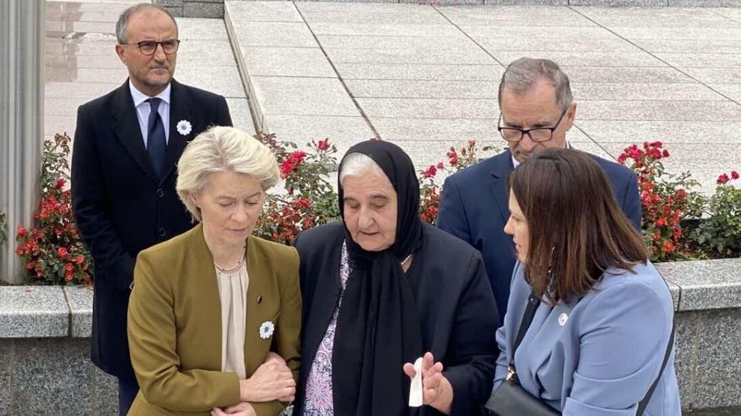 Von der Leyen në Srebrenicë, bën homazhe për viktimat e gjenocidit (VIDEO)