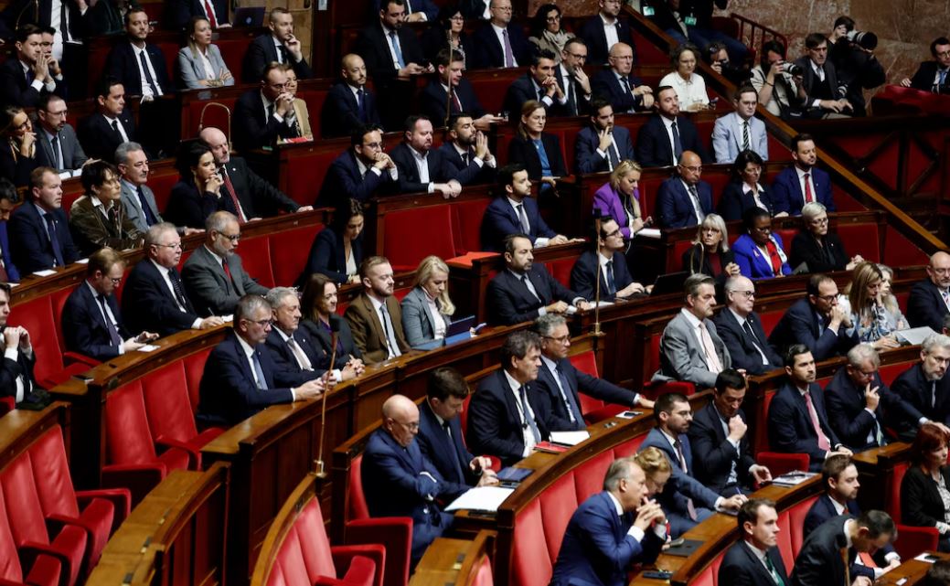 Kryeministri francez i mbijeton votave të mosbesimit 
