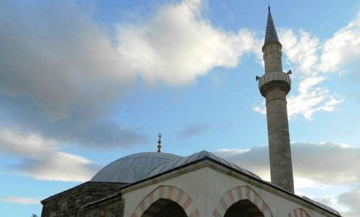 Vidhen 130 euro dhe dy orë dore në një xhami në Fushë Kosovë