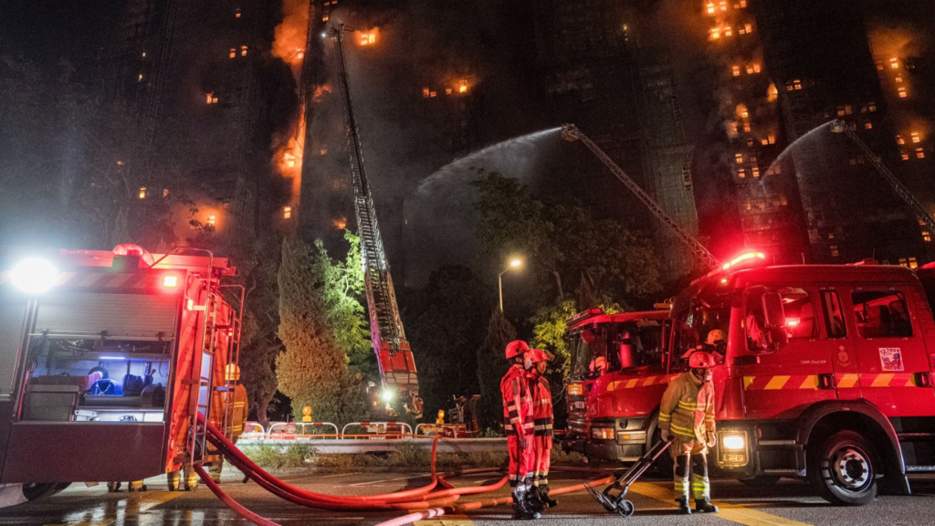 Rëndohet bilanci: 13 të vdekur në Hong Kong, më shumë se 700 zjarrfikës po luftojnë me flakët