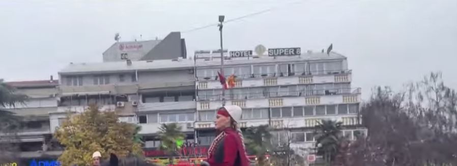 Shqiptarët në Shkup festojnë 28 Nëntorin  paradë me kuaj dhe makina