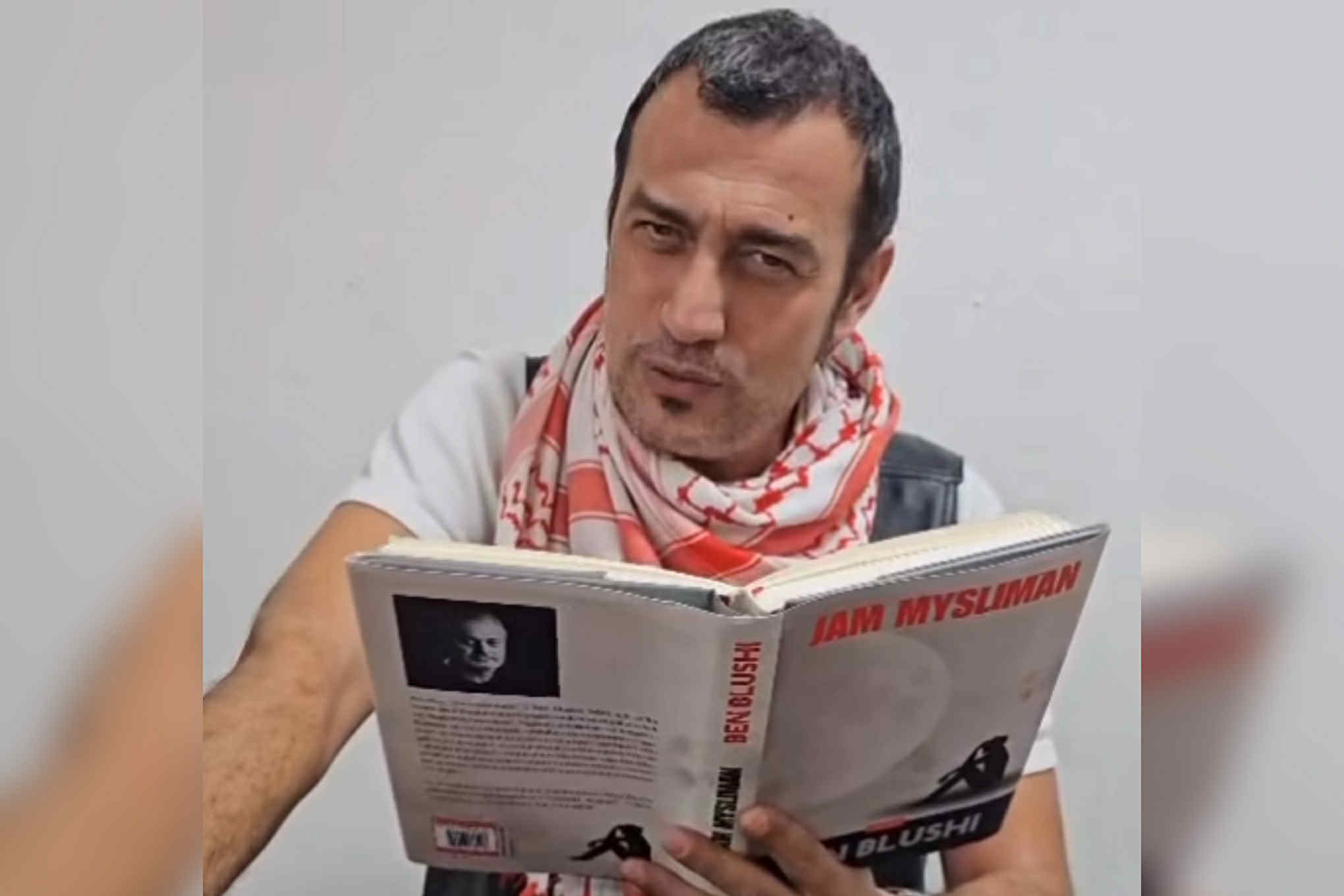 "Myslimanen e dua, islamiken e kam frikë" - Aktori Bejleri reciton kapitullin më 'ngacmues' nga romani i Blushit
