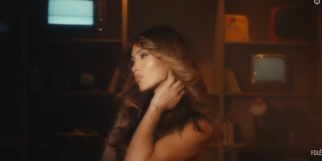 Nora Istrefi e sjell më ndryshe këngën "Me ritëm do të vallëzoj" të Eliza Hoxhës (VIDEO)