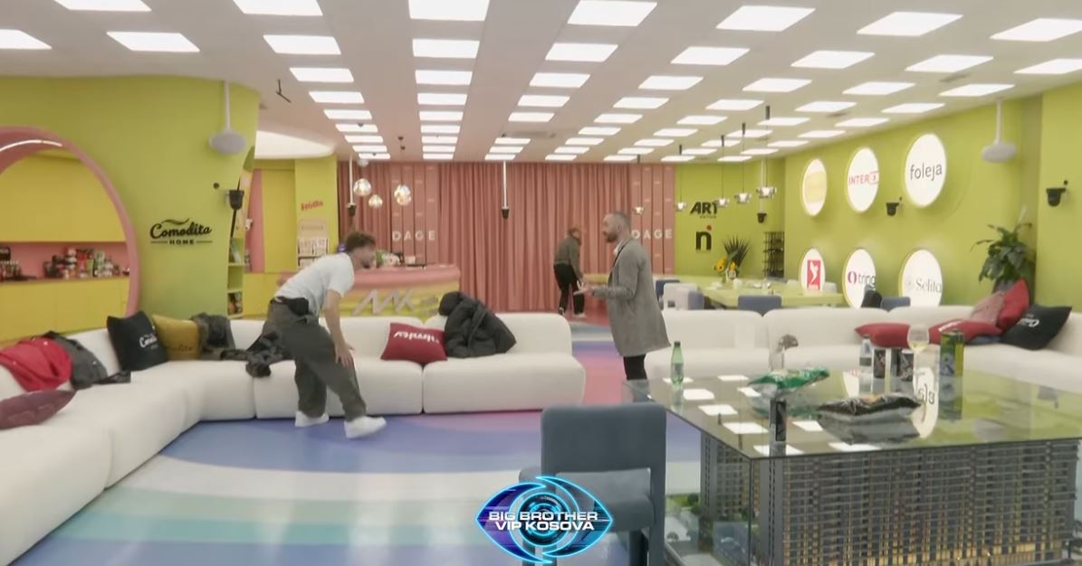 Djemtë e shtëpisë po luajnë "kile" brenda shtëpisë (VIDEO)