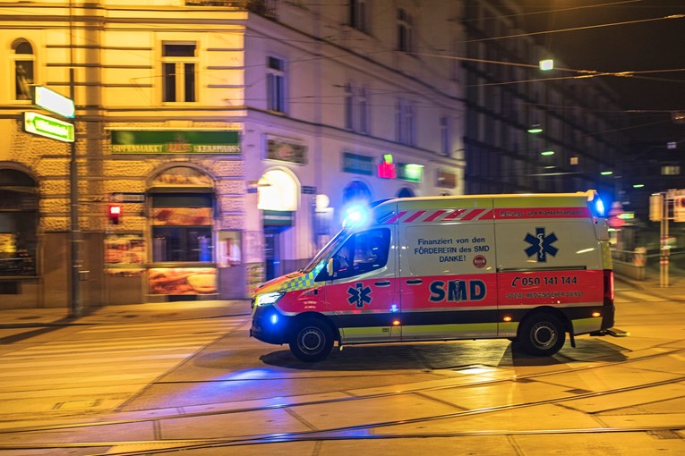 Nëna në Austri përplas aksidentalisht vajzën e saj njëvjeçare