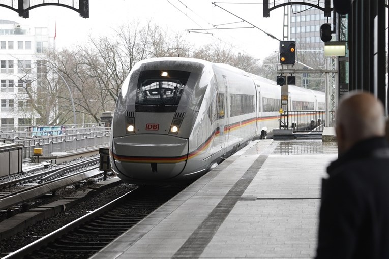 Ra në shina e u shtyp nga treni, shpëton 45 vjeçari në Hamburg
