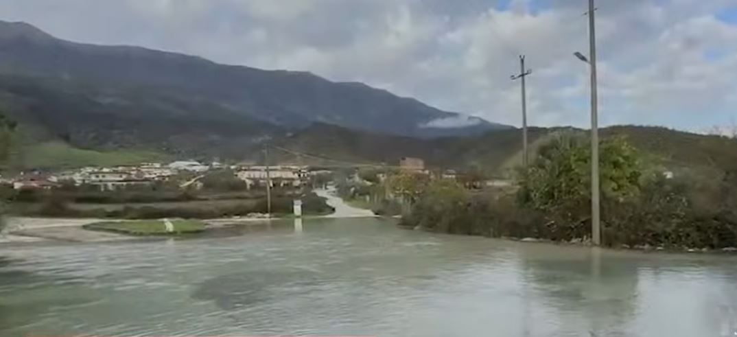 Banesa nën ujë, ura të dëmtuara - reshjet përmbysin jugun dhe juglindjen e Shqipërisë