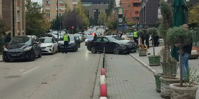 Dy të lënduar nga një aksident mes tri veturave në Aktash