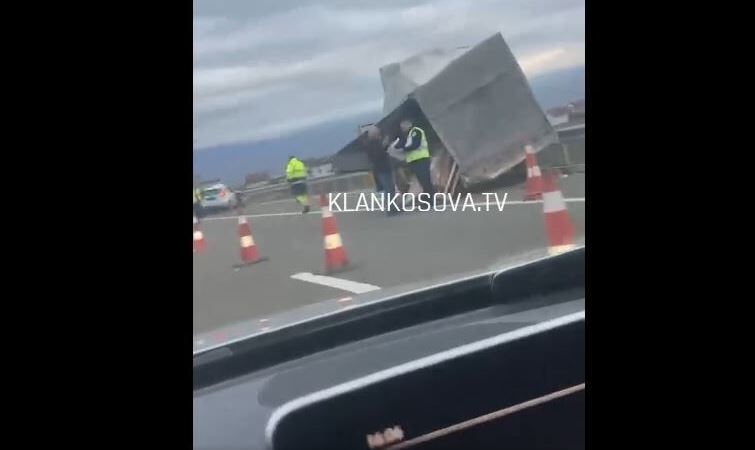 Aksident i rëndë mes një veture dhe kamionit në autostradën "Arbën Xhaferri"