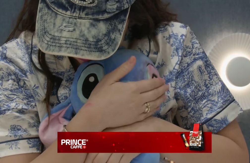 Alba zgjohet duke përqafuar arushin e saj (VIDEO)