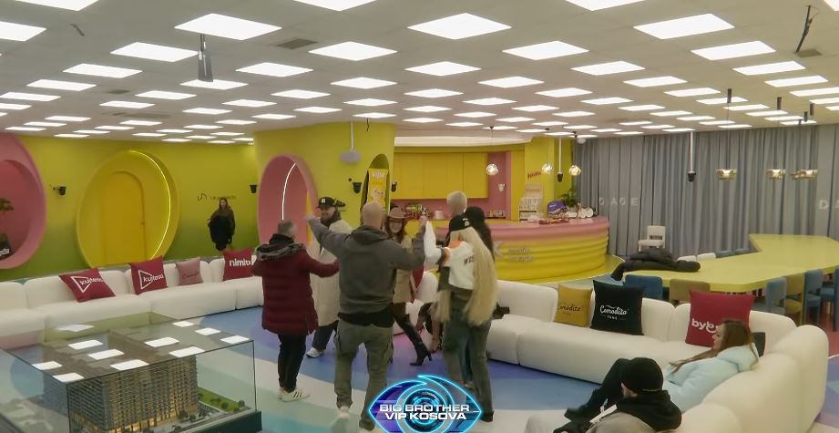 Këngë e hare në shtëpi, banorët ndezin atmosferën (VIDEO)