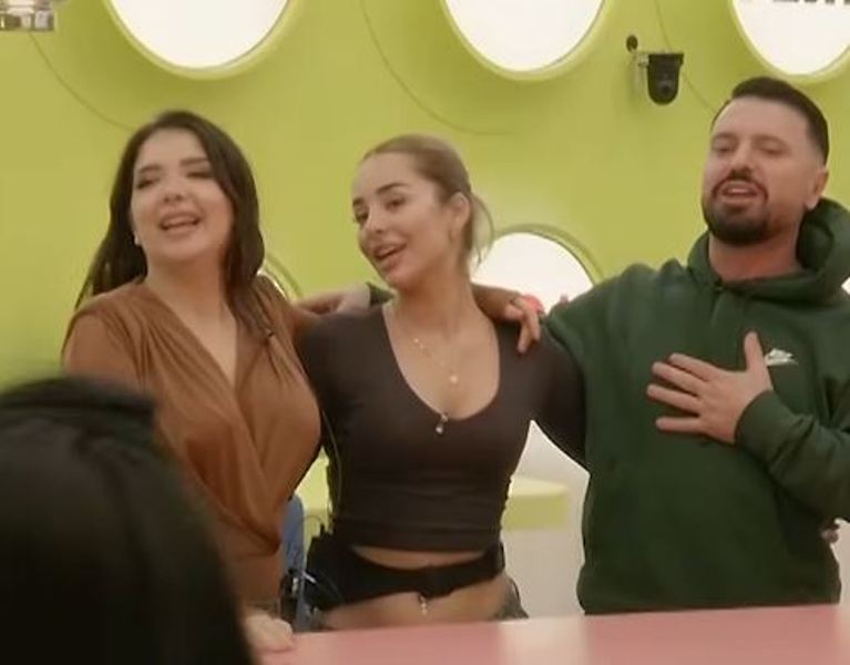 Banorët këndojnë këngën “Mora fjalë” (VIDEO)