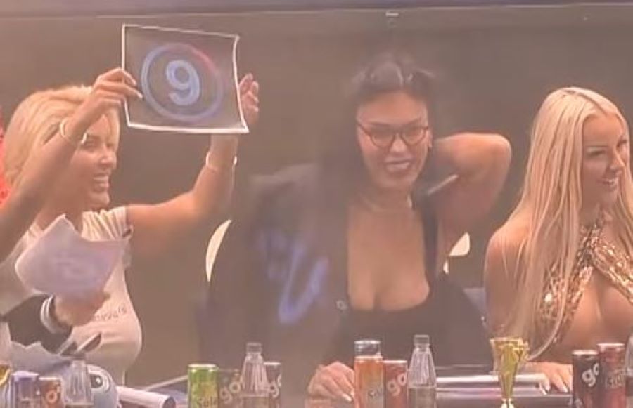 Vajzat "shkrihen" së qeshuri pas sfilatës së Getoarit (VIDEO)